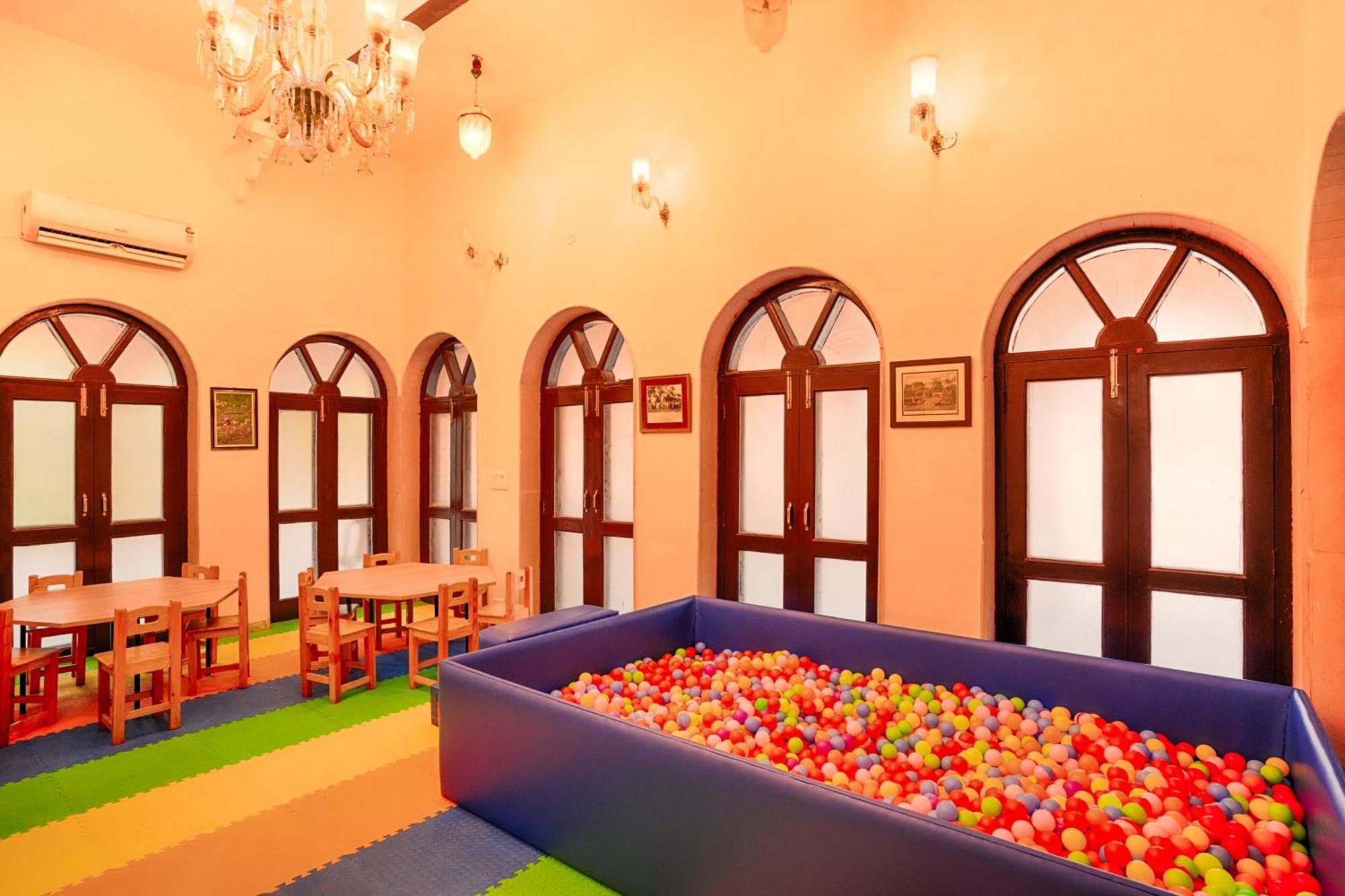 Club Mahindra Bharatpur Hotel Exterior foto